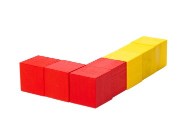 Tahta bloklar beyaz arka planda izole edilmiş. Kapat..