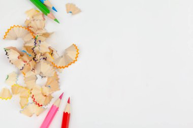 Keskin kalemli kalemler beyaz renkte tıraş ediliyor.