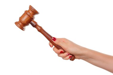 Tahta Gavel 'i Yumruğunda Tutan Kadın Beyaz Arkaplanda İzole Edildi