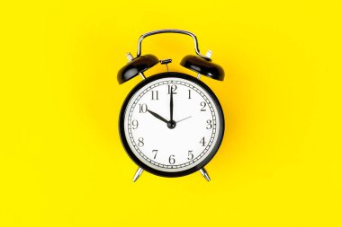 Parlak sarı arkaplan üzerindeki alarm saati kapat