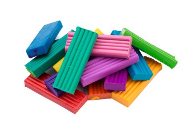 Beyaz arkaplanda izole edilmiş plastiksi renkli çubuklar