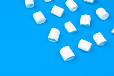 Mavi arka planda şekerlemeler. Makro fotoğraf. Kapat..