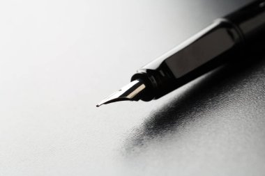 Siyah arkaplanda kırpma yolu olan dolma kalem