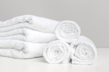 Renkli arka planda temiz yumuşak havlular. Kapat..