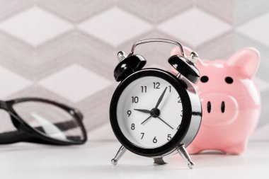 Zaman kazanmak için çalar saat ve domuz kumbarası kavramı