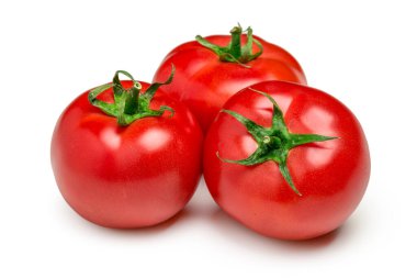 Beyaz arka planda üç olgun domates.