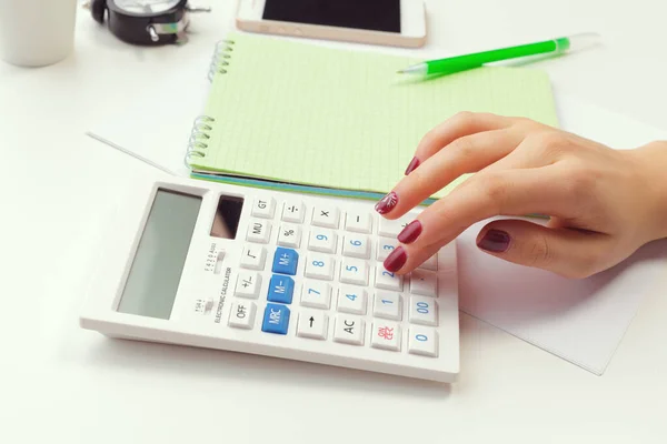 Zakelijke vrouw werkt met financiële gegevens hand met behulp van rekenmachine — Stockfoto