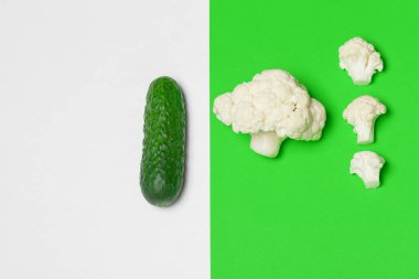 Karnabahar parçası ve beyaz ve yeşil arka planda taze olgun salatalık.