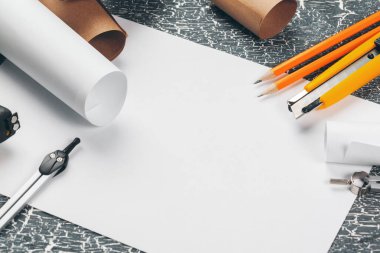 Mimari planlar, planlar ve çalışma tablosu üzerine çizim araçları.