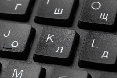 Siyah dizüstü bilgisayar klavyesini kapat. Makro fotoğraf.