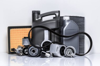 Beyaz arka planda araba parçaları. Kapat..