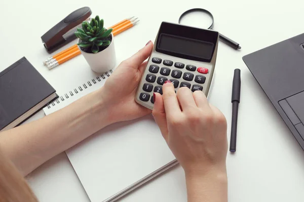 Zakelijke vrouw werkt met financiële gegevens hand met behulp van rekenmachine — Stockfoto