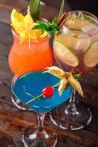 Veelkleurige cocktails aan de bar close-up schot — Stockfoto