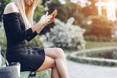 Akıllı telefon kullanan bir kadının elini kapat