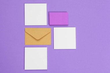 Model konsepti. Kağıtlar mor arka planda. Üst görünüm, düz görünüm, kopyalama alanı