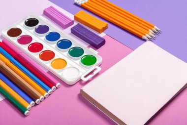 Soyut renkli arkaplan dokusunda okul malzemeleri