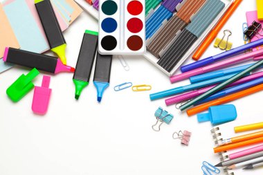 Okul denekleri için iyi bir hazırlık. Okulun renkli plastik aksesuarları, çok renkli kalemler