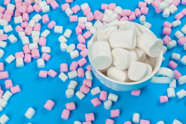 Marshmallow laid out on blue paper background. pastel creative textured pattern. — Stock Photo, Image