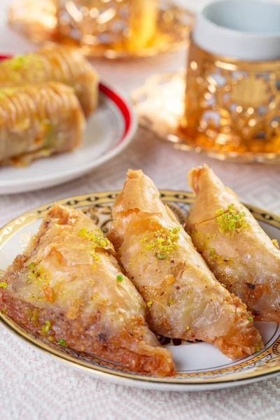 Makanan penutup tradisional Turki Baklava dengan teh dengan latar belakang gelap. Makanan penutup segar dan sehat. — Stok Foto