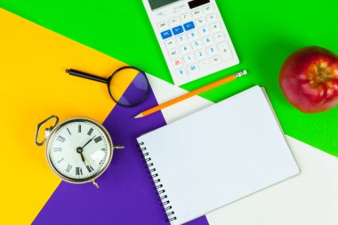 Renk bloğu arka planında siyah alarm saati, ofis içi