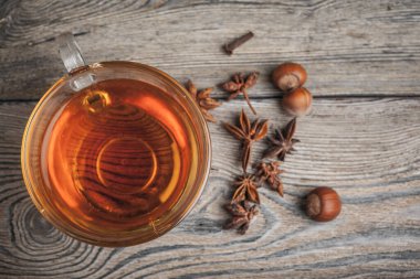 Ahşap masada aromatik sıcak tarçın çayı
