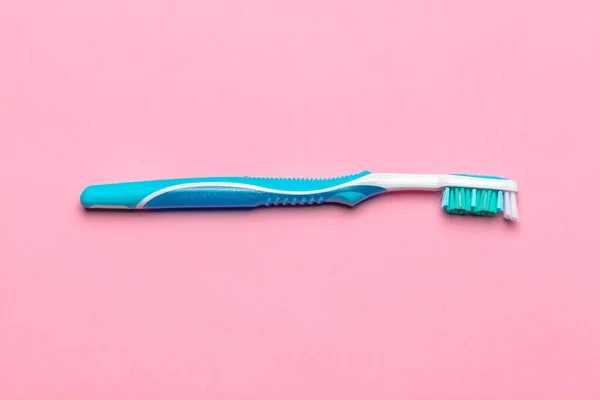 Escovas de dentes no fundo rosa. Foto macro. Fechar . — Fotografia de Stock