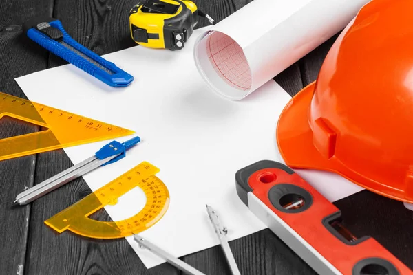 Close up orange Hardhat und eine Vielzahl von Reparaturwerkzeugen mit Kopierraum in der Mitte über Holzhintergrund — Stockfoto
