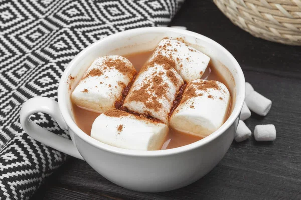 Chocolate quente com marshmallows na mesa — Fotografia de Stock