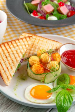 Jambonlu sandviç, domates, peynir ve peynirli fesleğen.