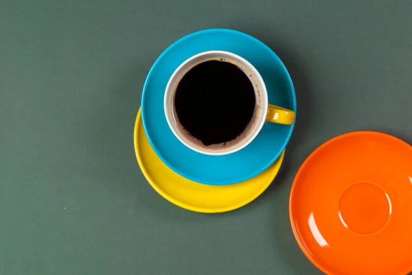 Copo de café colorido brilhante em uma vista superior de mesa — Fotografia de Stock