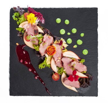 Domates ve marulla süslenmiş ızgara et kuzu eti.