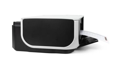 Siyah çoklu fonksiyon yazıcısı beyaz arkaplanda izole edildi