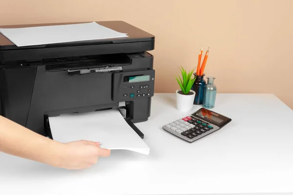 Mujer que usa la impresora para escanear e imprimir documentos — Foto de Stock