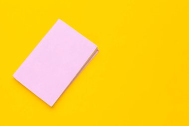 Sarı arka plandaki kitaplar. Kapat..