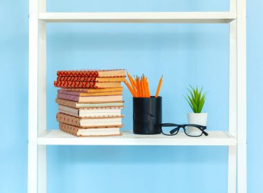 Mavi arkaplanlı beyaz metal raf