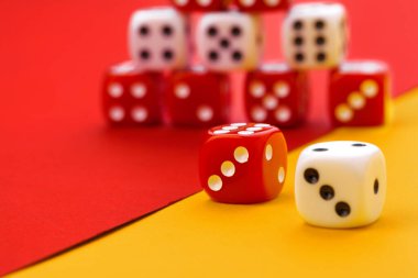 Renk arkaplanında kumar zarları. Kapat..