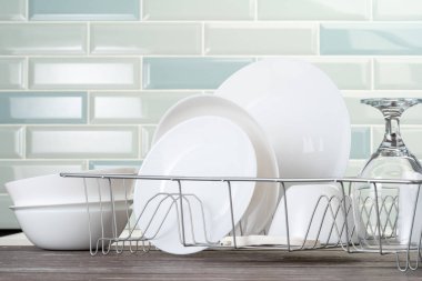 Mutfak tezgahında temiz tabaklar olan tabak rafı.