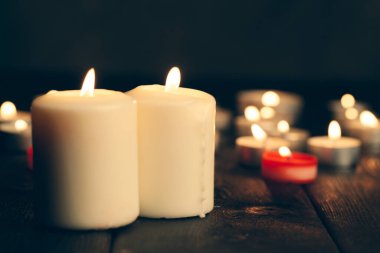 Siyah arka planda yanan mumlar. Anma konsepti.