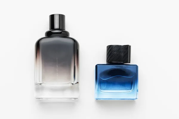 Uppsättning lyxiga parfymflaskor. Isolerad på vit bakgrund — Stockfoto