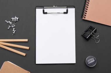 Ofis kırtasiye ve malzeme seti, üst görünüm.