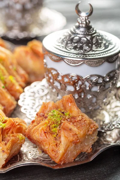 Турецкий арабский десерт паклава с медом и орехами на серебряной тарелке — стоковое фото