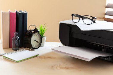 Bir masadaki beyaz tarayıcı ya da yazıcı makinesi