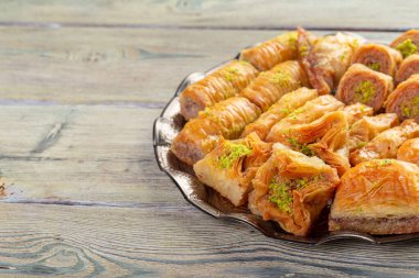 Doğu bronz kaplamalı enfes baklava tatlısı.
