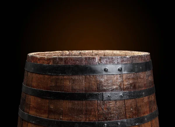 Velho barril de madeira em um fundo escuro — Fotografia de Stock