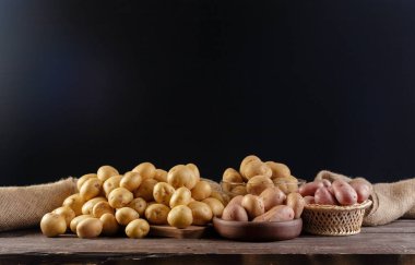 Ahşap arka planda taze patates. Kapat..