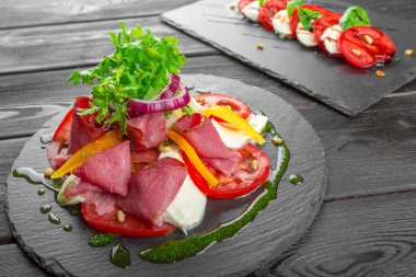 Taze hurma salatası roka, parma jambonu, zeytinyağı ve bitkilerle birlikte. Sonbahar, kış sağlıklı yiyecekler