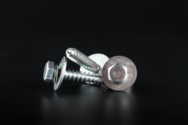 Siyah arka planda vidalar. Makro fotoğraf. Kapat..