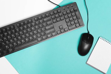 Renk engelleme arkaplanı, ofis içi üzerinde bilgisayar klavyesi ve fare