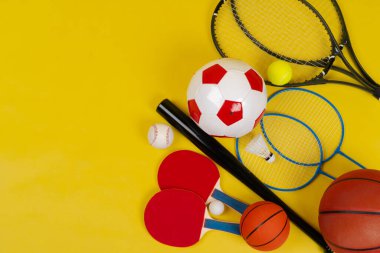 Spor aletleri düz konumda. Raket ve topların çeşitliliği