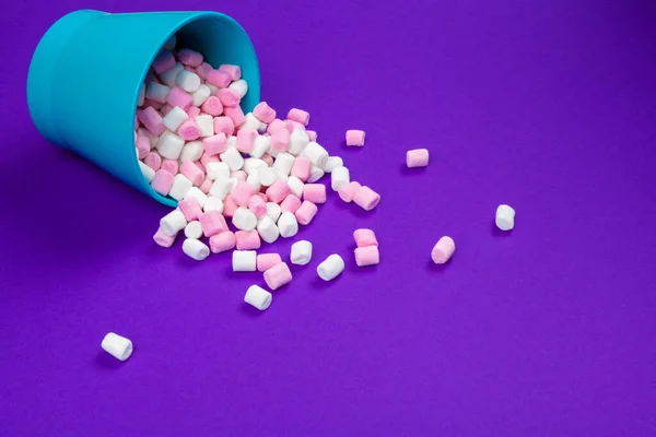 Marshmallow läggs ut på violett papper bakgrund. — Stockfoto